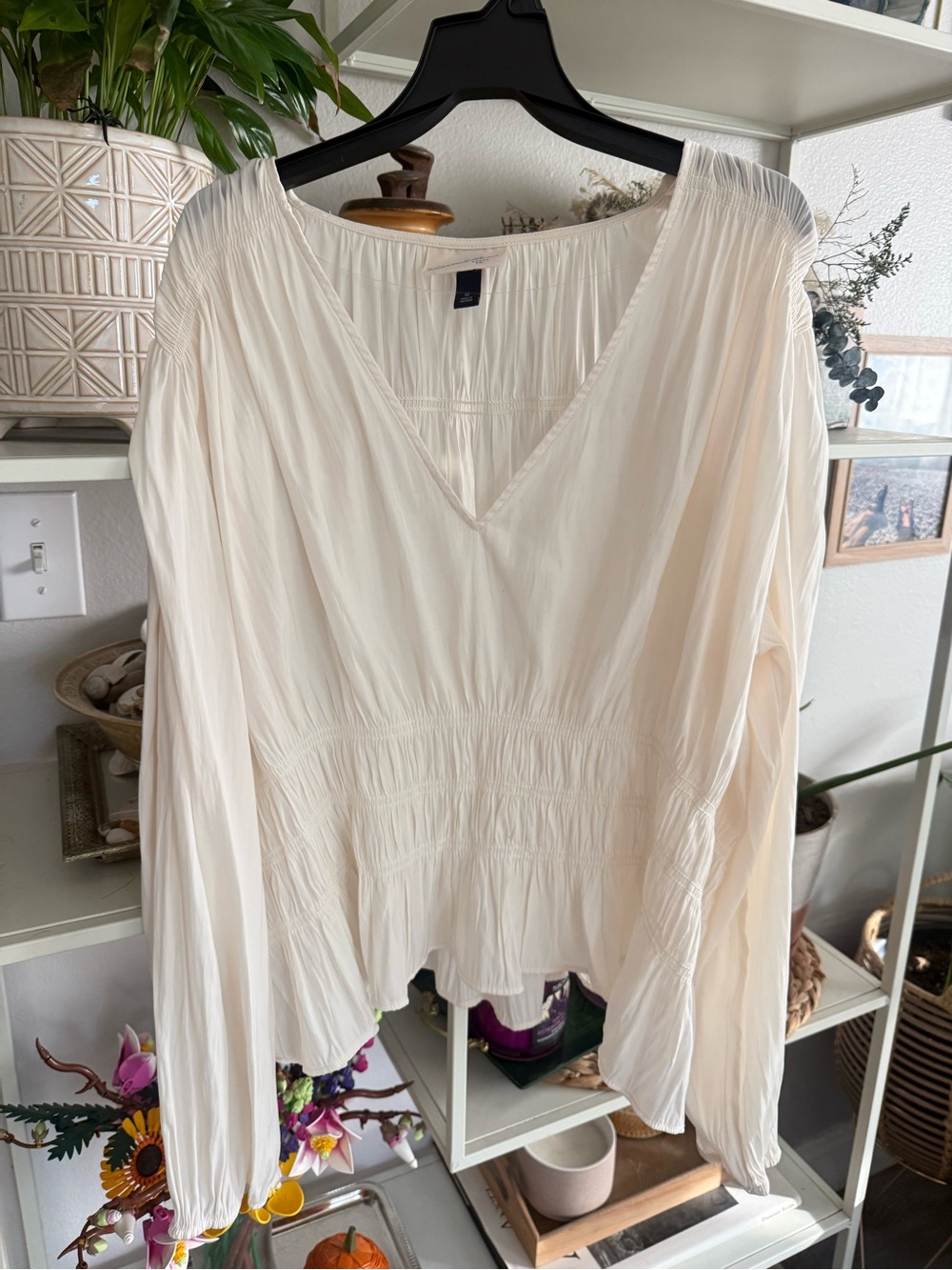 Universal Thread Cream V-Neck Peasant Blouse